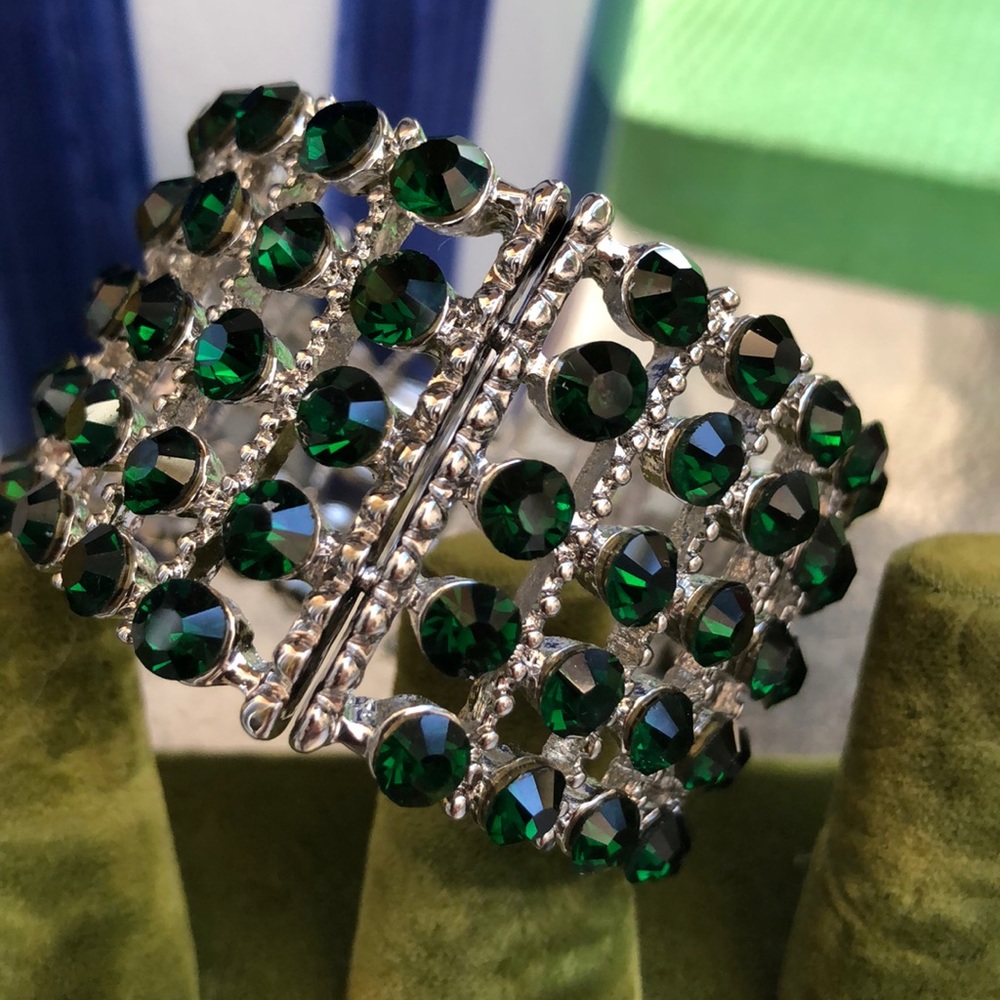 🍀 Classic Green Crystal Rhinestone Thick Cuff Hinged Bracelet - Picture 4 of 5